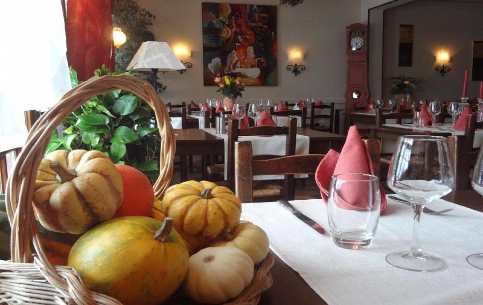 Logis Hotel-Restaurant Le Relais Hauterives Exterior foto